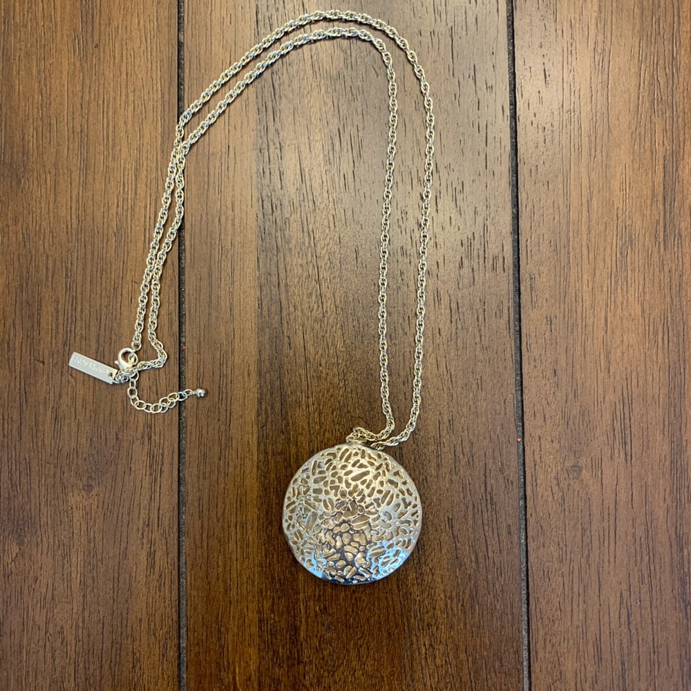 Kendra Scott gold pendant necklace